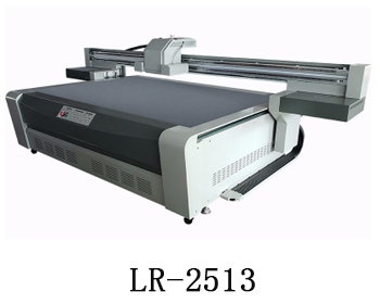 LR-2513通常我們也稱為萬能打印機(jī)，他是根據(jù)國際標(biāo)準(zhǔn)尺寸而來，加上這種uv機(jī)器不收材質(zhì)約束，差不多什么都可以打印，通常我們也稱之為萬能打印機(jī)